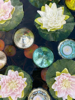 Lade das Bild in den Galerie-Viewer, SchwimmLinse Surplus silber Glas Schwimmkegel H6,5cm +9,5cm schwimmend Teich Deko Miniteich Glas 2Größen wählbar

