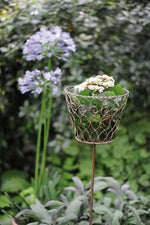 Lade das Bild in den Galerie-Viewer, Korb am Stab Pflanzkorb Metall braun/creme Pflanzschale Shabby Gartendeko Ø20cm H117cm
