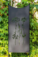 Lade das Bild in den Galerie-Viewer, Stele Metall schwarz Sichtschutz &quot;Wildblume&quot; Windschutz in 2 Größen wählbar
