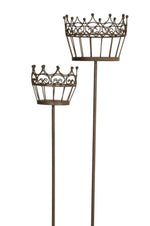 Lade das Bild in den Galerie-Viewer, Pflanzkorb auf Stab Metall 2er Set – Vintage Gartenstecker in Kronen-Design – Ø 16 &amp; 20 cm – Braun – Dekorativer Blumenkorb für Garten, Terrasse, Veranda &amp; Balkon
