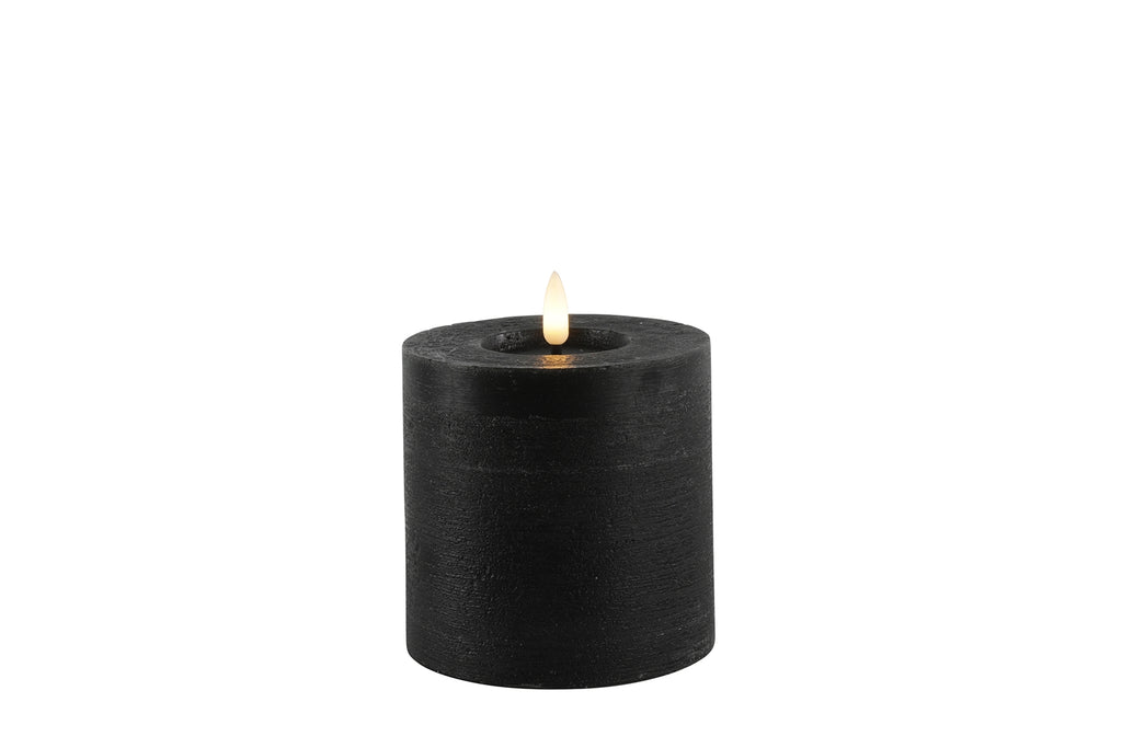 LED Stumpenkerze Rustikal Schwarz Ø 10 cm H 10/15/20 cm – Indoor LED Kerze mit warmweißem Flammeneffekt, Timer & Fernbedienungsfunktion – 3 Größen wählbar – Echt Wax– 2x AA Batterien