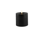 LED Stumpenkerze Rustikal Schwarz Ø 10 cm H 10/15/20 cm – Indoor LED Kerze mit warmweißem Flammeneffekt, Timer & Fernbedienungsfunktion – 3 Größen wählbar – Echt Wax– 2x AA Batterien