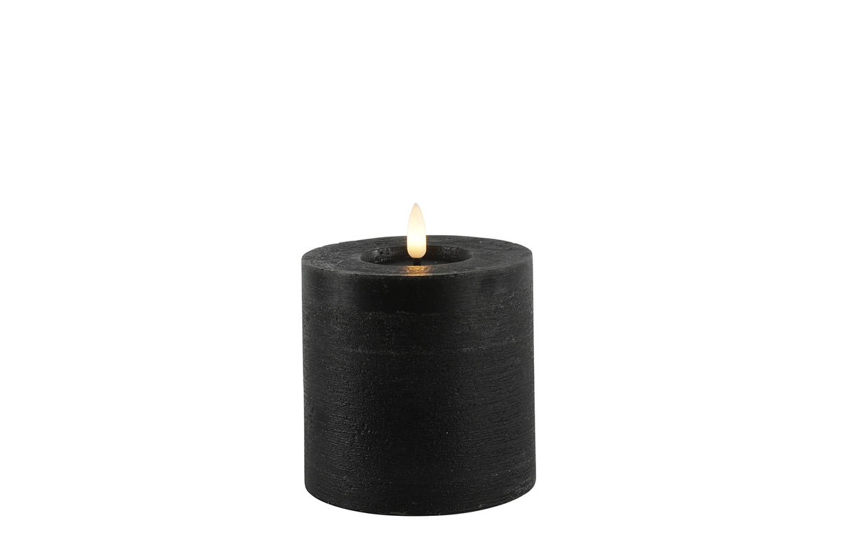 LED Stumpenkerze Rustikal Schwarz Ø 10 cm H 10/15/20 cm – Indoor LED Kerze mit warmweißem Flammeneffekt, Timer & Fernbedienungsfunktion – 3 Größen wählbar – Echt Wax– 2x AA Batterien