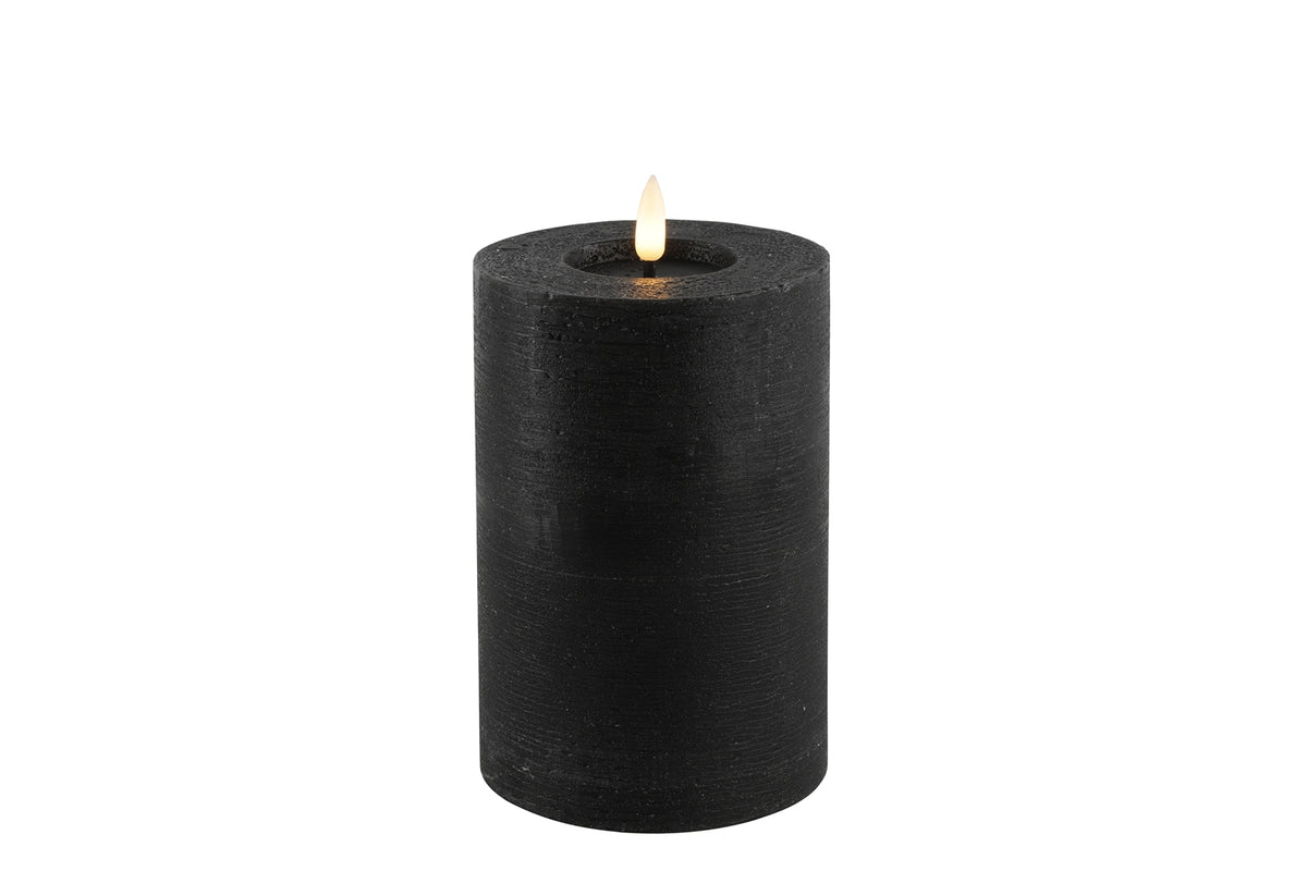LED Stumpenkerze Rustikal Schwarz Ø 10 cm H 10/15/20 cm – Indoor LED Kerze mit warmweißem Flammeneffekt, Timer & Fernbedienungsfunktion – 3 Größen wählbar – Echt Wax– 2x AA Batterien