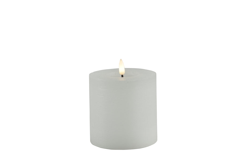 LED Stumpenkerze Rustikal Weiss Ø 10 cm – Indoor LED Kerze mit warmweißem Flammeneffekt, Timer & Fernbedienungsfunktion – 3 Größen wählbar – Echt Wax– 2x AA Batterien