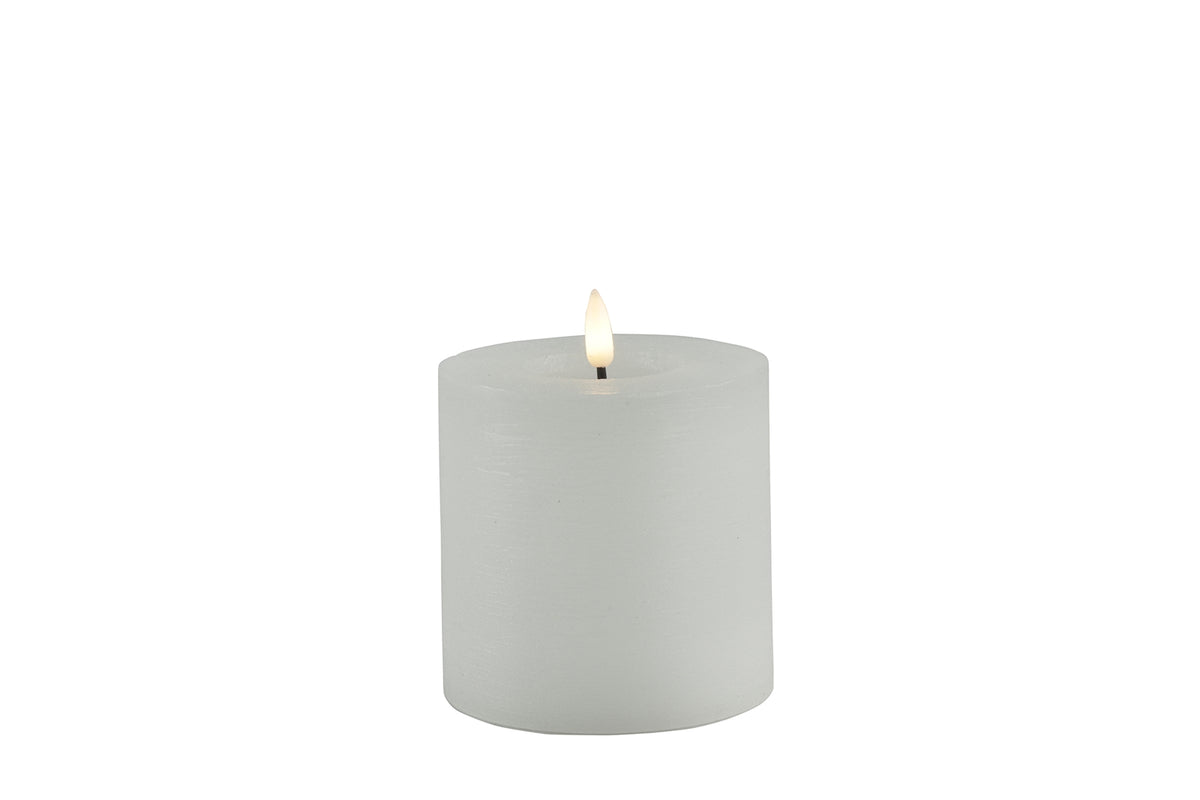LED Stumpenkerze Rustikal Weiss Ø 10 cm – Indoor LED Kerze mit warmweißem Flammeneffekt, Timer & Fernbedienungsfunktion – 3 Größen wählbar – Echt Wax– 2x AA Batterien
