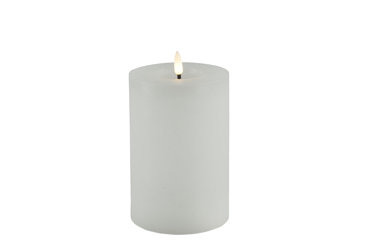 LED Stumpenkerze Rustikal Weiss Ø 10 cm – Indoor LED Kerze mit warmweißem Flammeneffekt, Timer & Fernbedienungsfunktion – 3 Größen wählbar – Echt Wax– 2x AA Batterien