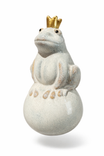 Lade das Bild in den Galerie-Viewer, Frosch Keramik auf Kugel creme mit goldener Krone 7,5cm H13,5cm Dekofigur für Garten Balkon &amp; Teich Gartenfigur 2erSet Gartendeko Froschkönig
