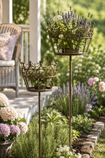 Lade das Bild in den Galerie-Viewer, Pflanzkorb auf Stab Metall 2er Set – Vintage Gartenstecker in Kronen-Design – Ø 16 &amp; 20 cm – Braun – Dekorativer Blumenkorb für Garten, Terrasse, Veranda &amp; Balkon
