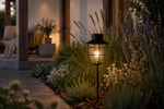 Lade das Bild in den Galerie-Viewer, Solar Gartenleuchte am Stecker Schwarz 89 cm – LED Solarleuchte mit Erdspieß – Warmweiß, IP44, wetterfest – Metall Gartenlampe für Beet, Weg &amp; Terrasse
