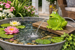 Lade das Bild in den Galerie-Viewer, Wasserspeier Frosch mit Pumpe grünes Steinzeug Wasserspiel 14 x 11 x H12 cm Dekorativer Gartenbrunnen für Teich, Wasserschale, Terrasse &amp; Balkon
