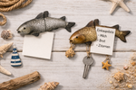 Lade das Bild in den Galerie-Viewer, Fisch Magnet 2erSet silber/gold 15x3cm H6cm – 2-teilig mit Magnet Dekorativer Fisch aus Polyresin für Kühlschrank, Metallflächen &amp; maritime Deko
