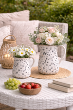 Lade das Bild in den Galerie-Viewer, Vase &amp; Dekokanne Herzen Krug Weiß-Schwarz aus Steinzeug 17x12xH18 cm &amp; 21x14xH23 cm Romantische Blumenvase im modernen Design 2Größen wählbar

