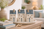 Lade das Bild in den Galerie-Viewer, Haus Dekoratives Keramikhaus aus Steinzeug 3 Modelle 7 x 5cm H11cm Blau/Creme Maritimes Dekohaus mit Fensteröffnungen – Tisch- &amp; Wohnraumdekoration
