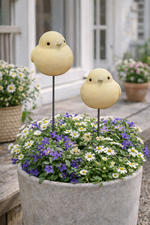 Lade das Bild in den Galerie-Viewer, Gartenstecker Vogel am Pick Keramik hellgelb 2er Set Ø10cm H9,5cm + Stab 73 cm Dekorativer Gartenstab mit Vogelmotiv
