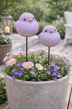 Lade das Bild in den Galerie-Viewer, Gartenstecker Vogel am Pick Keramik flieder 2er Set Ø10cm H9,5cm + Stab 73cm Dekorativer Gartenstab mit Vogelmotiv
