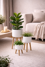 Lade das Bild in den Galerie-Viewer, Pflanztopf Set 3-teilig – Weiße Metall-Blumentöpfe mit Holzfuß – Modernes Design – Ø20/23/28 cm H36/41/44cm– Indoor &amp; überdachter Bereich Topf
