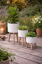 Lade das Bild in den Galerie-Viewer, Pflanztopf Set 3-teilig – Weiße Metall-Blumentöpfe mit Holzfuß – Modernes Design – Ø20/23/28 cm H36/41/44cm– Indoor &amp; überdachter Bereich Topf
