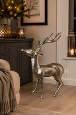 Lade das Bild in den Galerie-Viewer, Rentier aus Aluminium H70cm hoch Elegante Weihnachtsdekoration in Nickeloptik Stilvolle Tisch- &amp; Wohnraumdekoration

