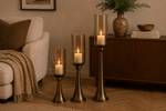 Lade das Bild in den Galerie-Viewer, Kerzenständer Säule Bronze mit Glas Hurricane – Windlicht aus Metall &amp; Glas – H78 / H93 / H110 cm – Eleganter Boden-Kerzenhalter für Wohnzimmer, Flur &amp; Eventdekoration 3Größen wählbar
