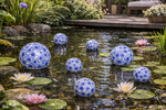 Lade das Bild in den Galerie-Viewer, Schwimmkugel blau/weiß Ø4cm/Ø6cm/Ø7,5cm Blüten Porzellan Gartendekoration Schwimmende Deko Kugeln für Teich, Brunnen &amp; Wasserschalen Elegante Garten Deko 3Größen wählbar
