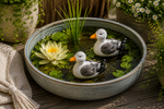 Lade das Bild in den Galerie-Viewer, Möwe Porzelloan schwimmend Schwarz-Weiß 2er Set maritime Teichdekoration Schwimmende Möwen für Miniteich Wasserschale und Gartenteich 10,5cm
