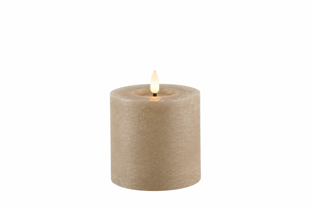 LED Stumpenkerze Rustikal Beige Ø 10 cm H 10/15/20 cm – Indoor LED Kerze mit warmweißem Flammeneffekt, Timer & Fernbedienungsfunktion – 3 Größen wählbar – Echt Wax– 2x AA Batterien