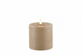 LED Stumpenkerze Rustikal Beige Ø 10 cm H 10/15/20 cm – Indoor LED Kerze mit warmweißem Flammeneffekt, Timer & Fernbedienungsfunktion – 3 Größen wählbar – Echt Wax– 2x AA Batterien