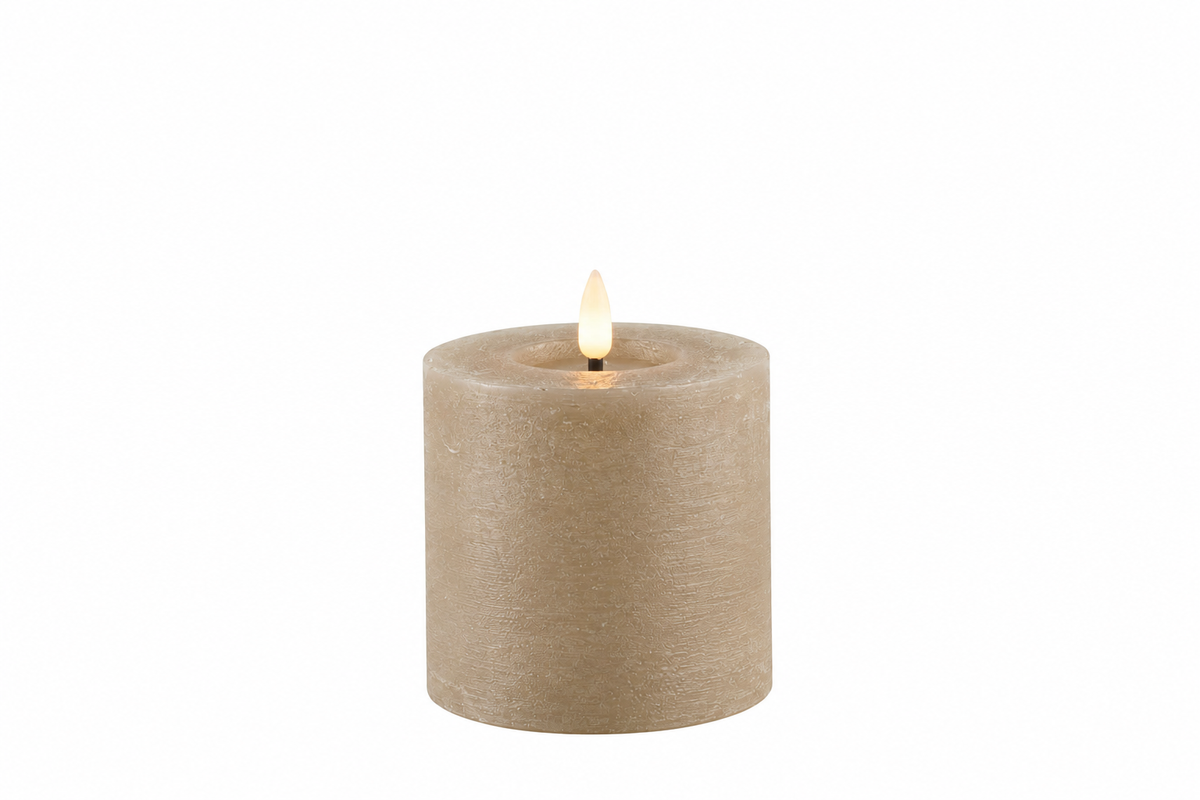 LED Stumpenkerze Rustikal Beige Ø 10 cm H 10/15/20 cm – Indoor LED Kerze mit warmweißem Flammeneffekt, Timer & Fernbedienungsfunktion – 3 Größen wählbar – Echt Wax– 2x AA Batterien