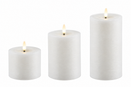 LED Stumpenkerze Rustikal Weiss Ø 10 cm – Indoor LED Kerze mit warmweißem Flammeneffekt, Timer & Fernbedienungsfunktion – 3 Größen wählbar – Echt Wax– 2x AA Batterien
