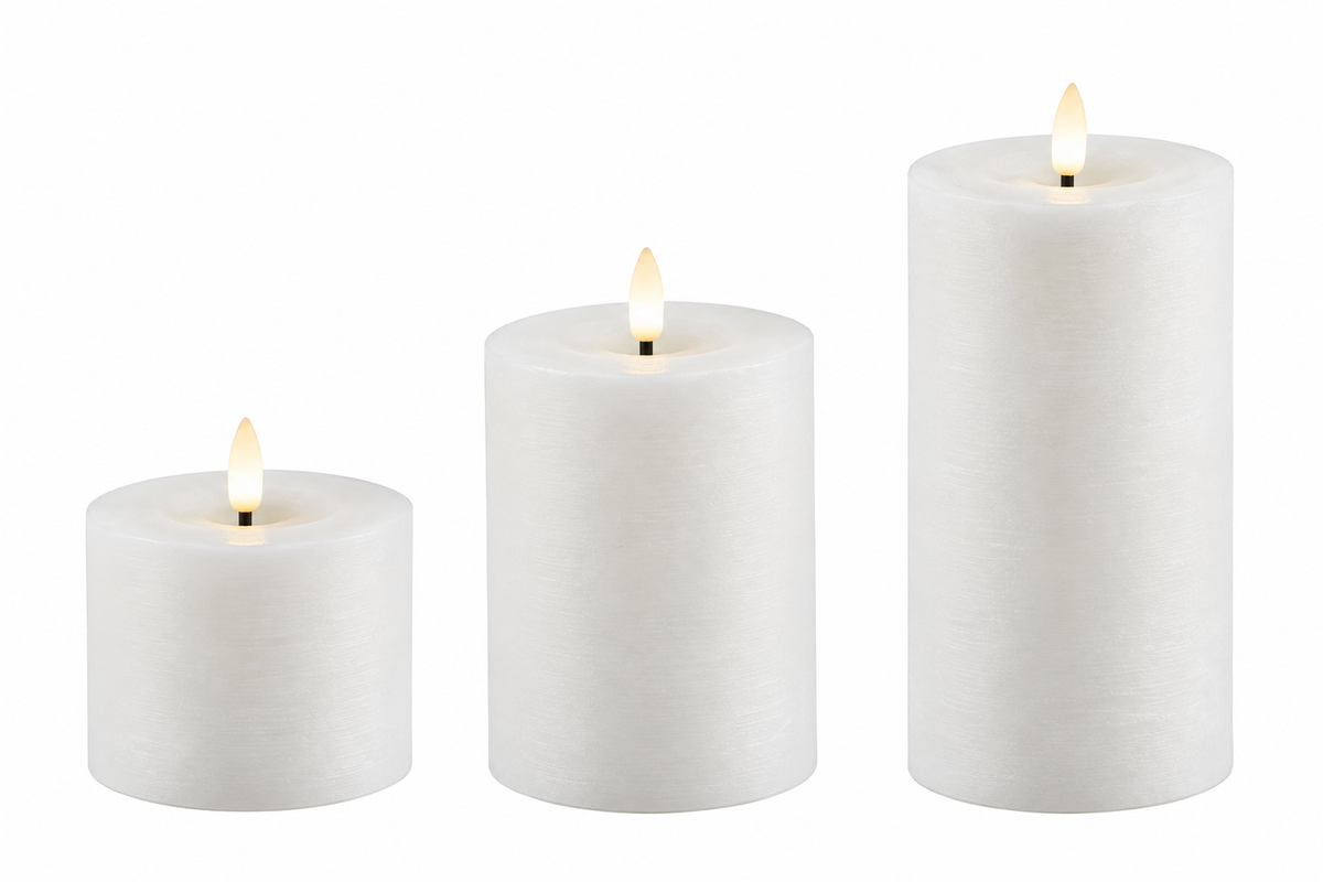 LED Stumpenkerze Rustikal Weiss Ø 10 cm – Indoor LED Kerze mit warmweißem Flammeneffekt, Timer & Fernbedienungsfunktion – 3 Größen wählbar – Echt Wax– 2x AA Batterien