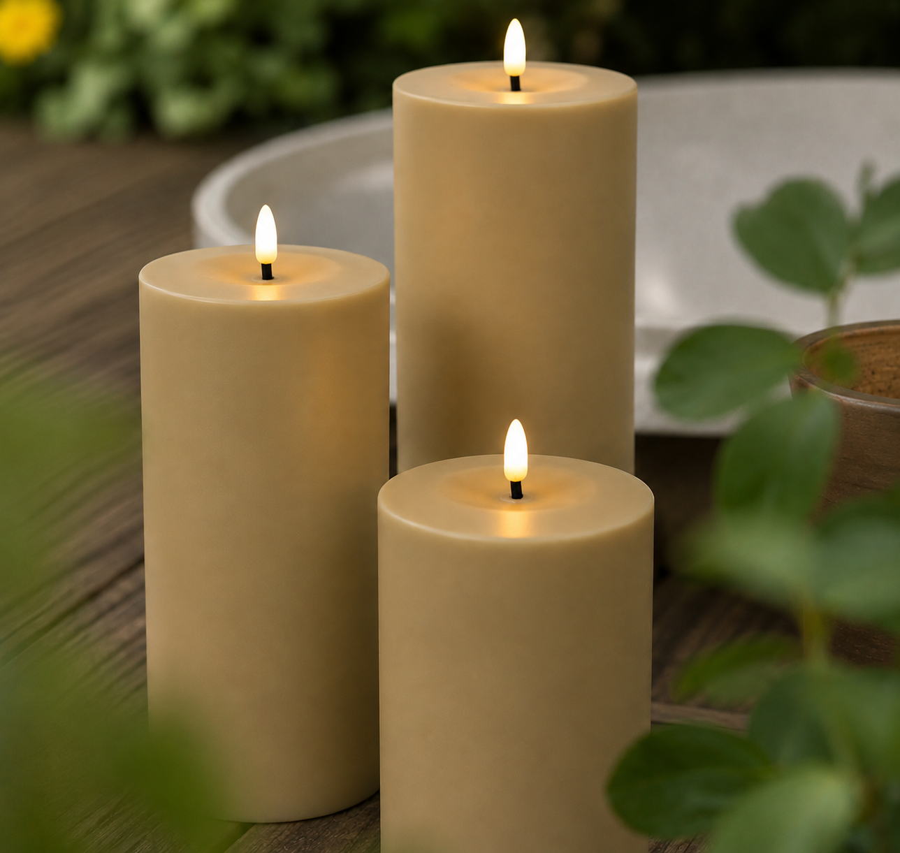 LED Stumpenkerze Patio Beige Ø 10 cm – Outdoor LED Kerze mit warmweißem Flammeneffekt, Timer & Fernbedienungsfunktion – 3 Größen wählbar – Kunststoff – 3x AA Batterien