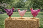 Lade das Bild in den Galerie-Viewer, Huhn Metall Deko 3farbig sort. H16cm + H23cm Figuren purple/rosa/pink Outdoor Dekoration Ostern 2Größen wählbar
