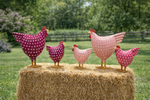 Lade das Bild in den Galerie-Viewer, Huhn Metall Deko 3farbig sort. H16cm + H23cm Figuren purple/rosa/pink Outdoor Dekoration Ostern 2Größen wählbar
