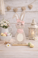 Lade das Bild in den Galerie-Viewer, Hase auf Holzbase natur/rosa Filz H43cm Brille u. Halstuch Ostern
