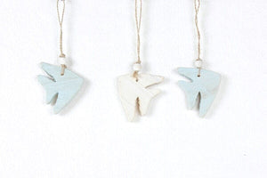 12 x sort. Deko Maritim Hänger Fisch 6x8cm Holz hellblau/natur Fenster